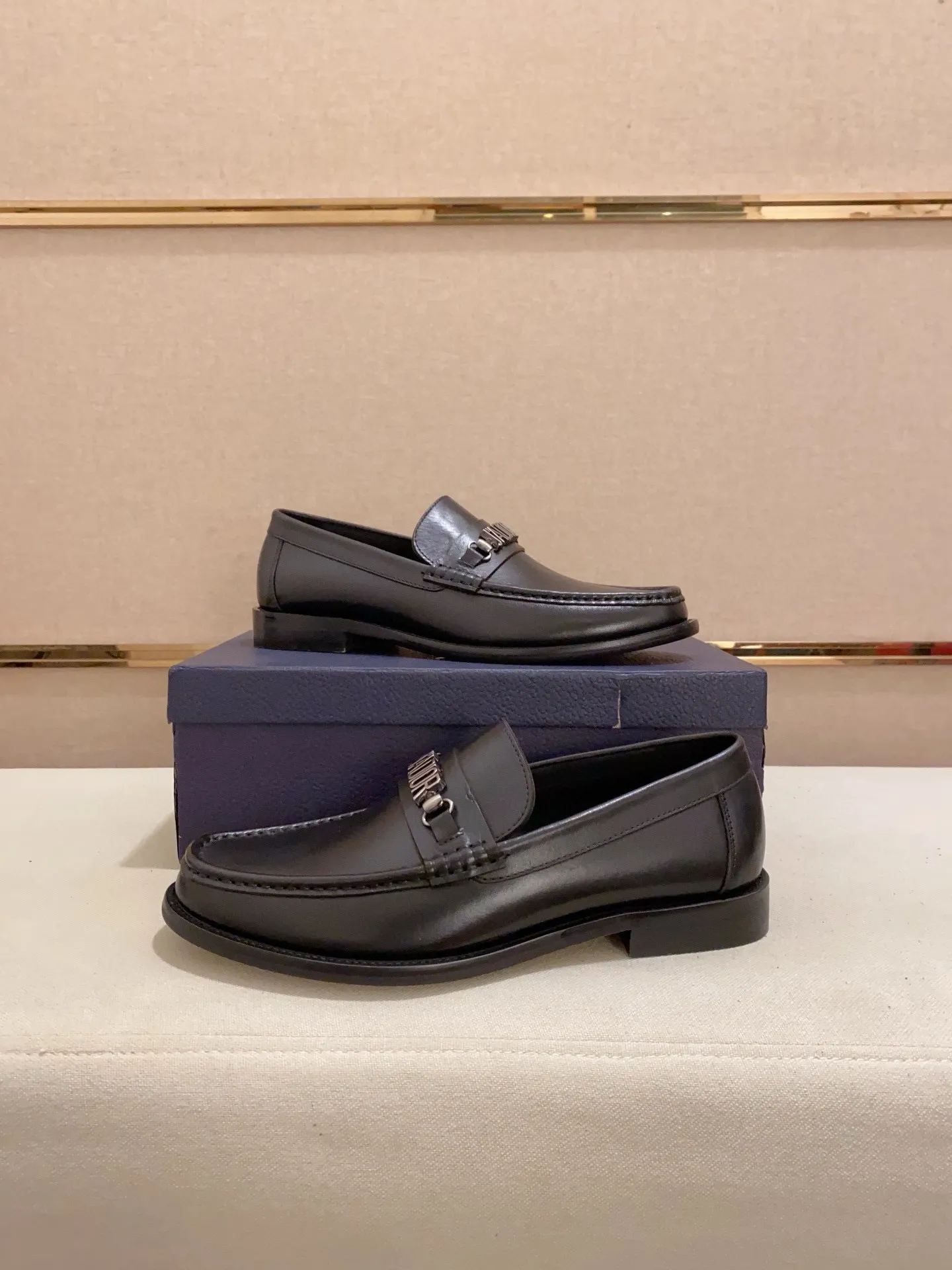 Factory price: 270 men's shoes 💰 High-end version of Dior Dior's new series. Famous actors and Internet celebrities wear super popular designs. They are designed with the sculptures of French artist Niki de Saint Phalle as rings. Material: Imported original material ➕Painted cowhide Foot pads: cowhide Outsole: Rubber outsole Men's shoe size: 38~44 Can be customized to size 45